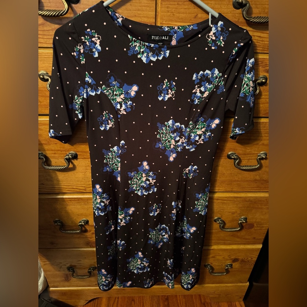 Roz & Ali Black Floral Dress with Short Sleeves and crew neck